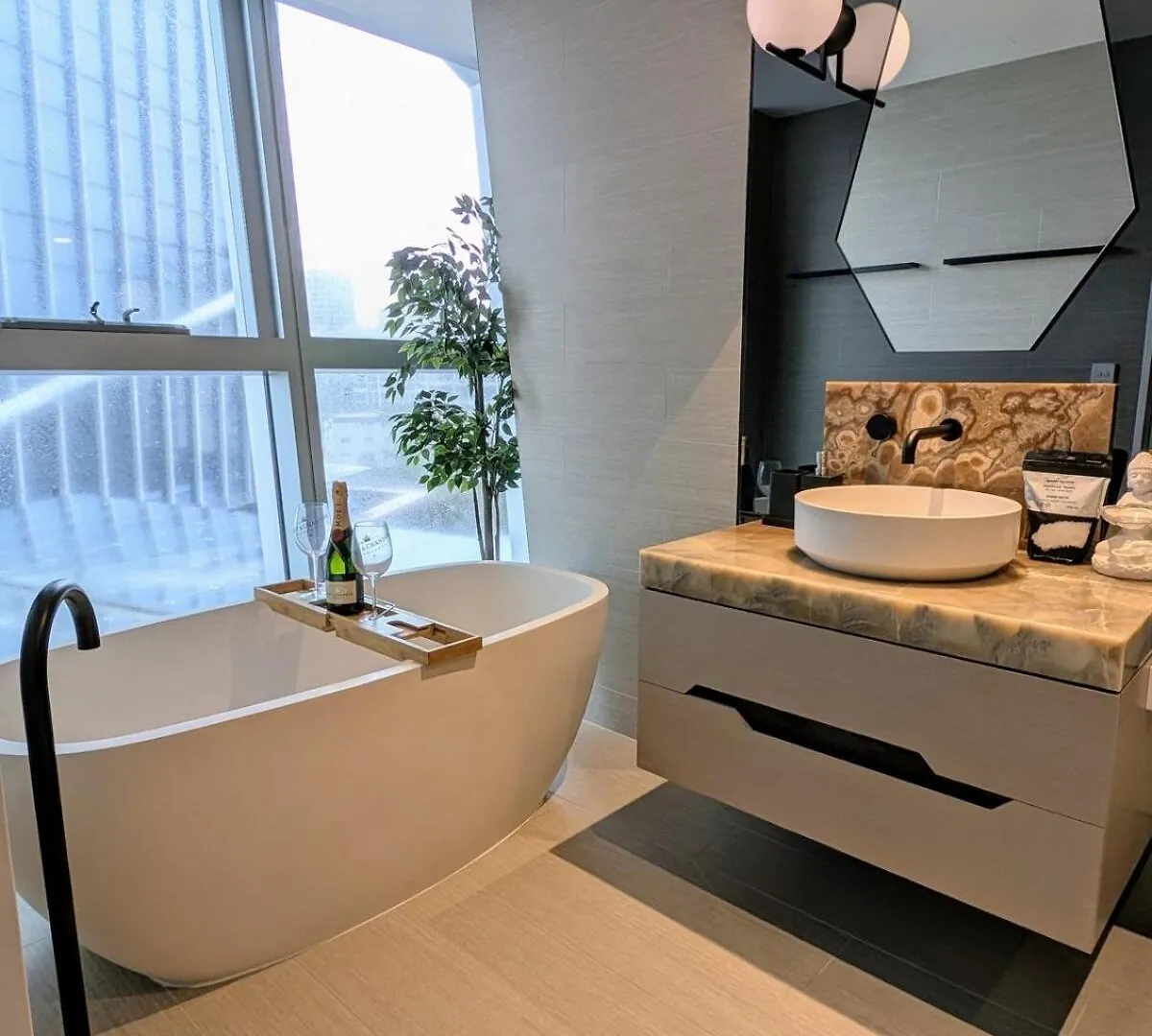 Beachfront Ocean Views Luxe 2B2B Gold Coast Apartment