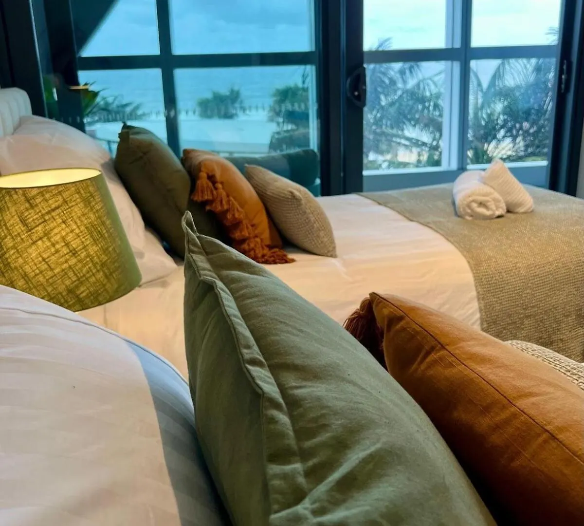 Beachfront Ocean Views Luxe 2B2B Gold Coast Apartment