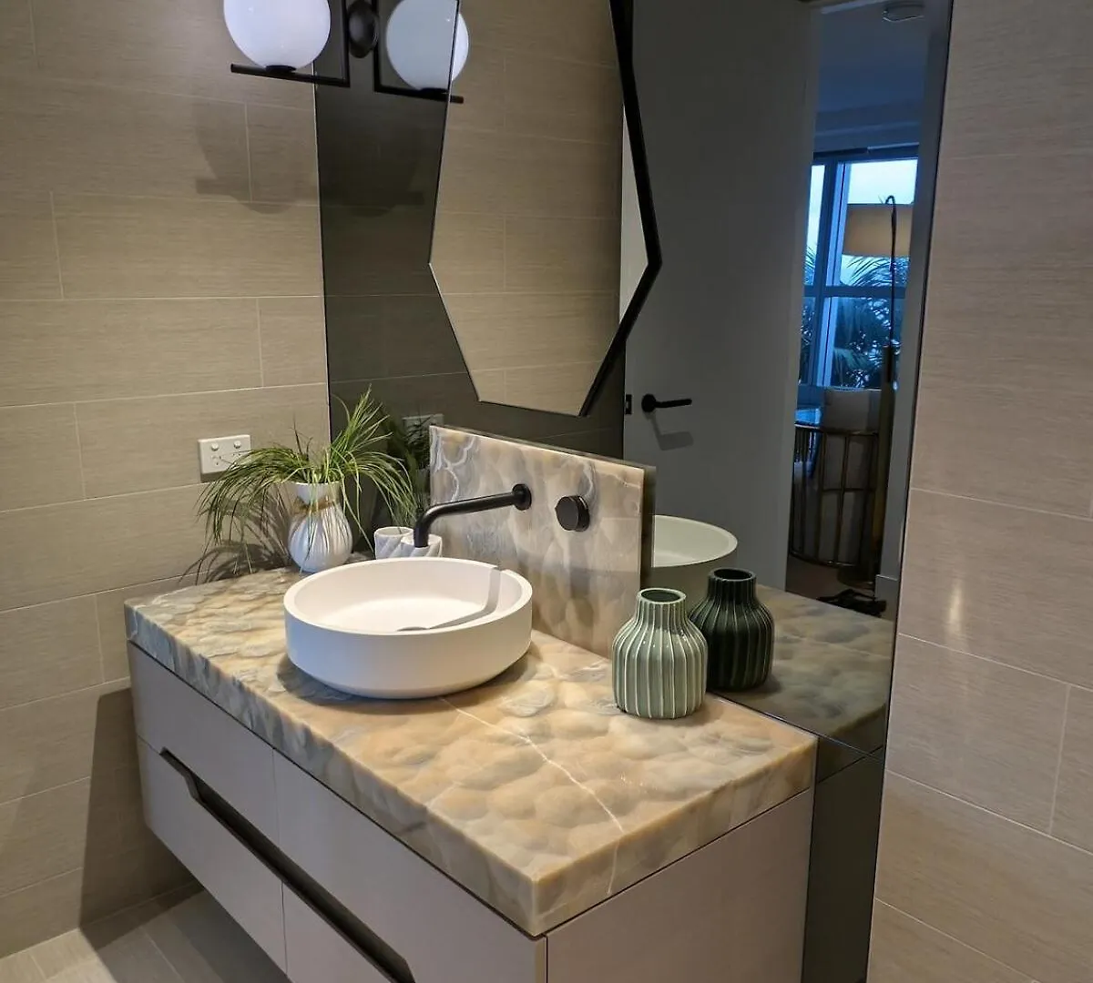 Beachfront Ocean Views Luxe 2B2B Gold Coast Apartment