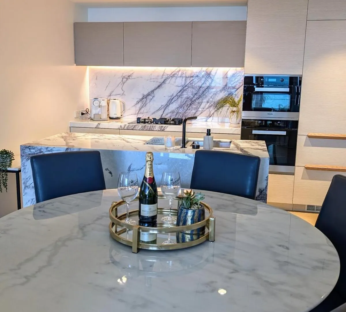 Apartment Beachfront Ocean Views Luxe 2B2B Gold Coast