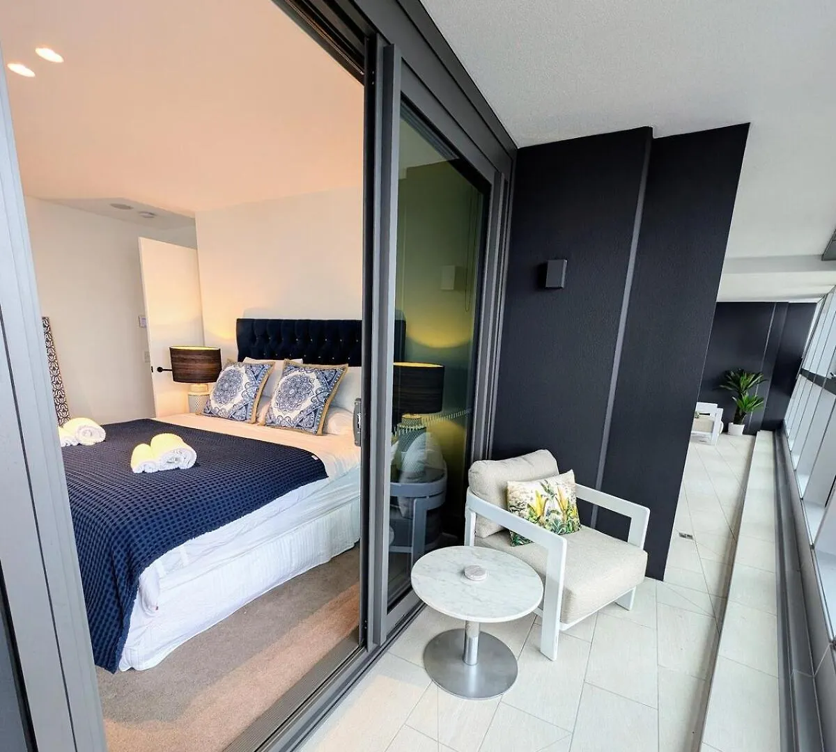Apartment Beachfront Ocean Views Luxe 2B2B Gold Coast