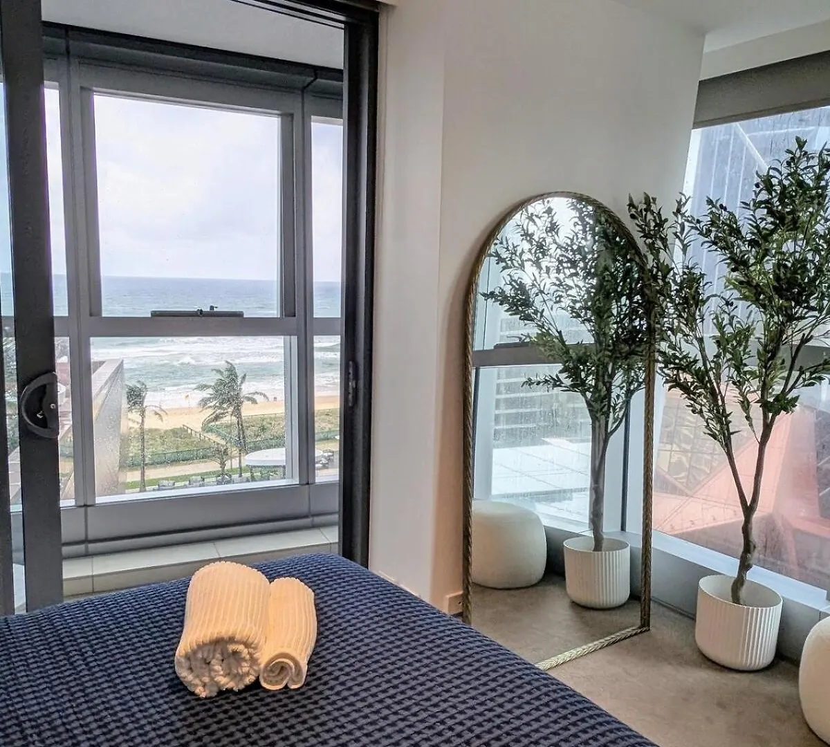 Apartment Beachfront Ocean Views Luxe 2B2B Gold Coast