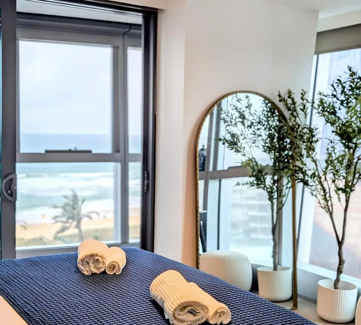 Beachfront Ocean Views Luxe 2B2B Gold Coast