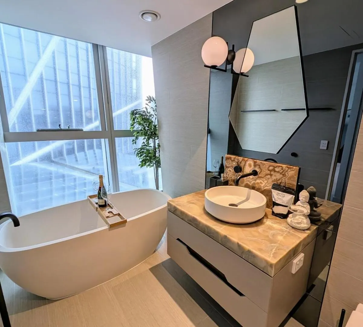 Apartment Beachfront Ocean Views Luxe 2B2B Gold Coast Australia